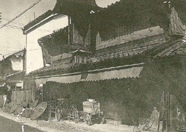 明治末期ごろの樋屋坂上家の店前（樋屋製薬）