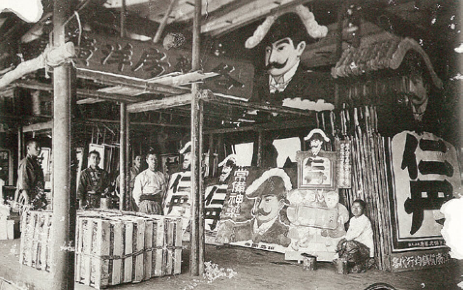 仁丹の看板を製作しているところ、1918年（森下仁丹）